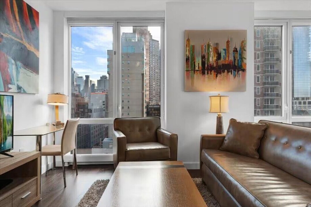 605 W 42nd St in New York, NY - Building Photo