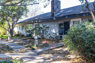 1107 W Memory Ln in Santa Ana, CA - Building Photo - Building Photo