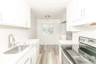 1922 Ethan Way in Sacramento, CA - Building Photo - Building Photo