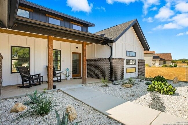 418 Tawny Oak Cir in Bandera, TX - Foto de edificio - Building Photo