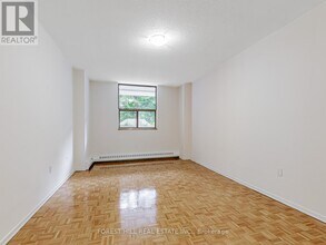 4001 Bayview Ave in Toronto, ON - Building Photo - Building Photo