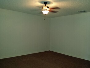 1316 E Barstow Ave in Fresno, CA - Foto de edificio - Building Photo