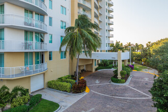 Duo Condominiums in Hallandale Beach, FL - Foto de edificio - Building Photo