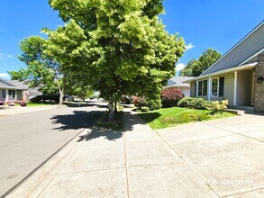 21138 SW Houston Dr in Sherwood, OR - Building Photo - Building Photo