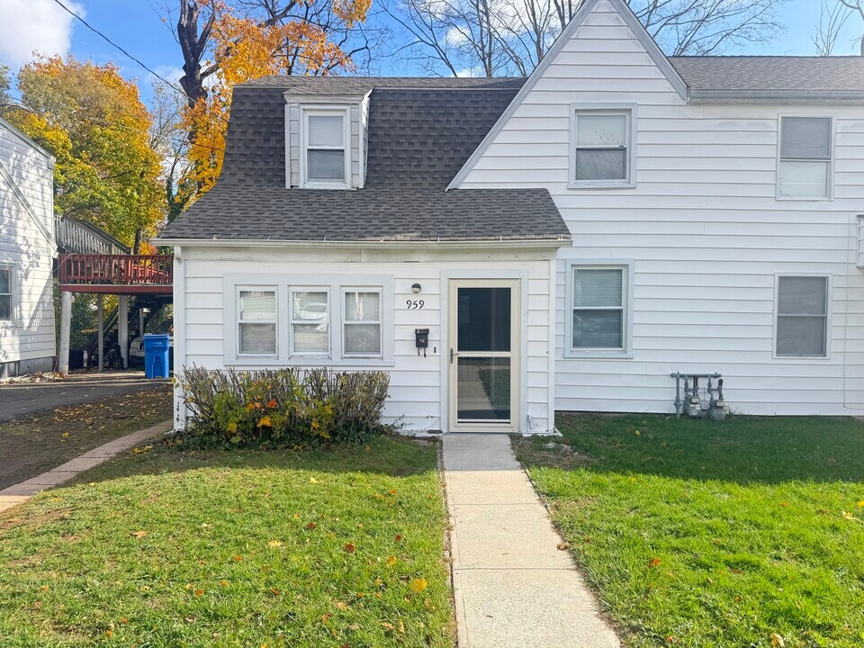 959 Winchester Ave in Hamden, CT - Building Photo