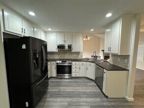 577 Deadwood Trail in Locust Grove, GA - Building Photo - Building Photo