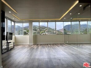 17352 Sunset Blvd in Los Angeles, CA - Building Photo - Building Photo