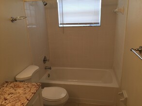 942 San Christopher Drive, Unit B in Dunedin, FL - Building Photo - Building Photo