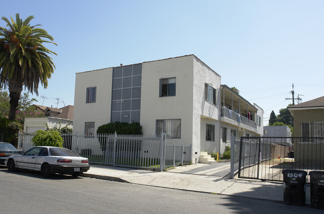 1306 Gordon St in Los Angeles, CA - Foto de edificio - Building Photo