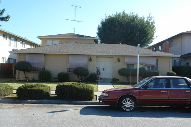 1128 Oakmont Dr in San Jose, CA - Building Photo - Building Photo