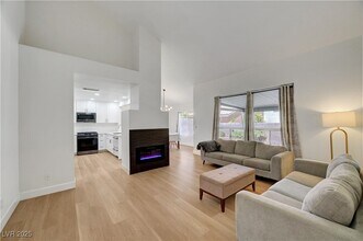 9420 Sierra Summit Ave in Las Vegas, NV - Foto de edificio - Building Photo