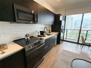 98 NE 5th St in Miami, FL - Building Photo - Building Photo