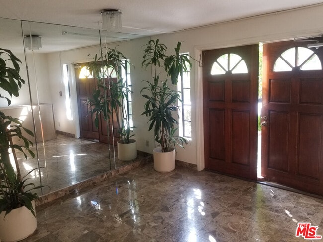 10620 Eastborne Ave in Los Angeles, CA - Building Photo - Building Photo