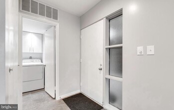 33 Stonehenge Cir in Pikesville, MD - Foto de edificio - Building Photo