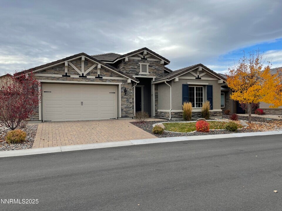 2190 Arpagos Ln in Reno, NV - Building Photo