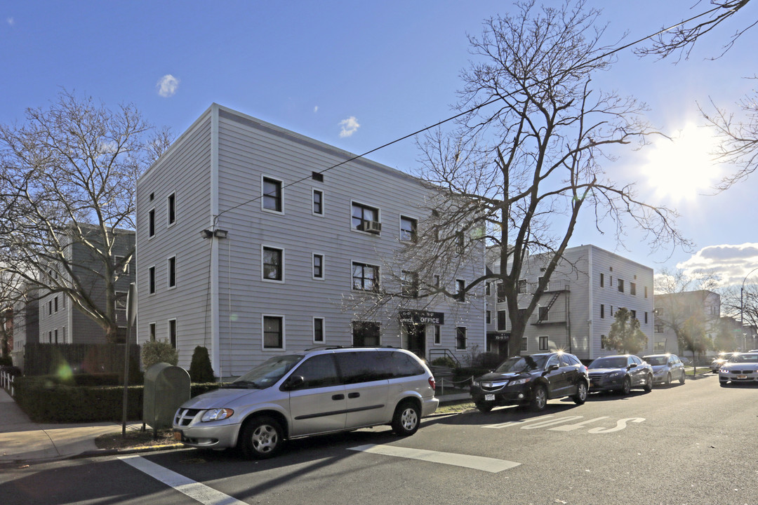 73-07 153rd St in Flushing, NY - Building Photo