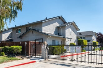 595 Blossom Way in Hayward, CA - Building Photo - Primary Photo