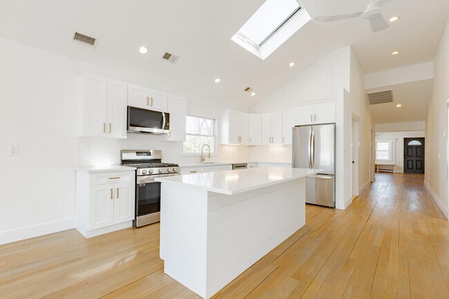 56 Riverdale Ave in Massapequa, NY - Building Photo - Building Photo