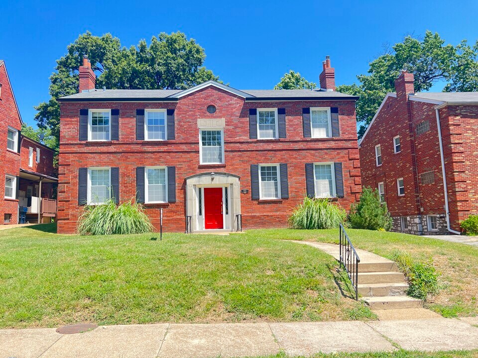 7901 Delmar Blvd in University City, MO - Building Photo