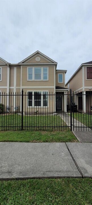 8007 Ellinger Ln in Houston, TX - Building Photo