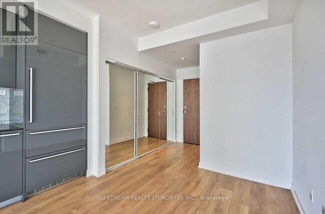 115 McMahon Dr in Toronto, ON - Building Photo - Building Photo