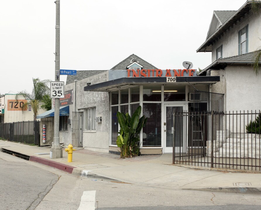 702-706 N Garey Ave in Pomona, CA - Foto de edificio