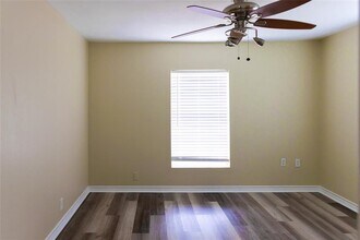 125 N Oak St in Clute, TX - Building Photo - Building Photo