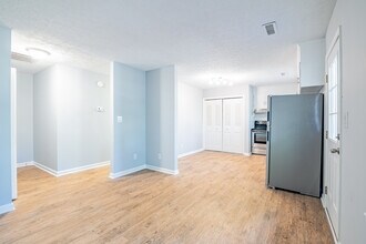 921 Timberlake Dr, Unit 1 in Lynchburg, VA - Foto de edificio - Building Photo