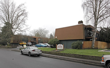 Menlo Manor Apartments in Beaverton, OR - Building Photo - Building Photo