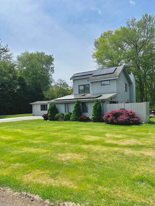 10 Herster Dr in East Lyme, CT - Building Photo