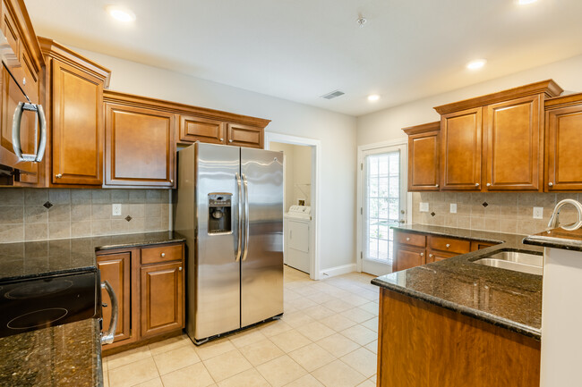 St Ivans Apartments in Bloomington, IL - Foto de edificio - Interior Photo
