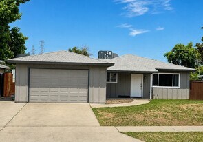 3115 W Santa Ana Ave in Fresno, CA - Building Photo