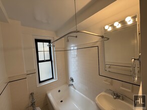 AMAZING ONE BEDROOM APARTMENT!! AMAZING DE in New York, NY - Building Photo - Building Photo