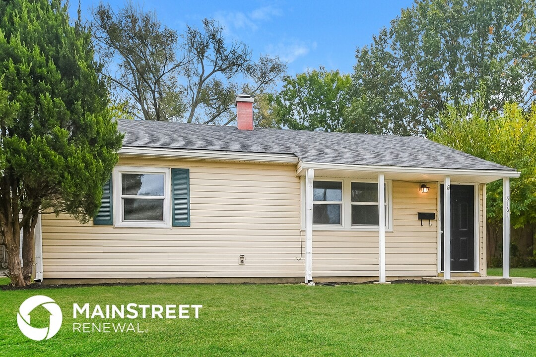 8161 Schoen Dr in Lawrence, IN - Building Photo