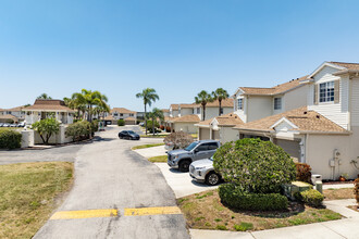 Willow Lake Condominiums in Kenneth City, FL - Building Photo - Building Photo