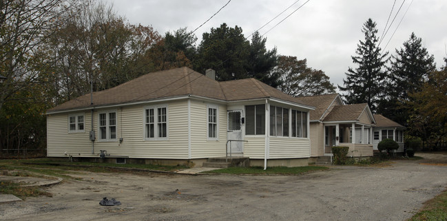 860-902 W Main St in Riverhead, NY - Building Photo - Building Photo