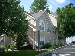 Villas on the Park in Berkeley Heights, NJ - Building Photo - Building Photo