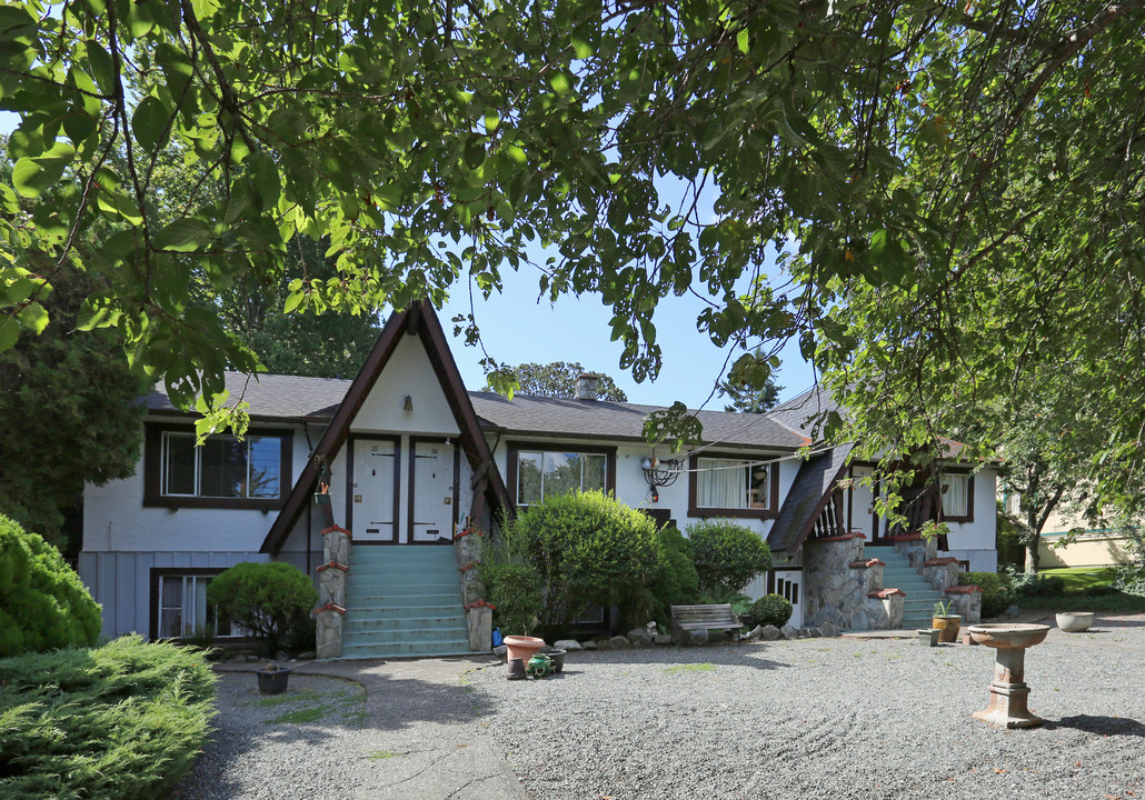 The Chalet Apartments in Victoria, BC - Building Photo