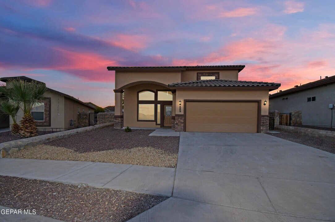 889 Blue Park Ave in Santa Teresa, NM - Building Photo