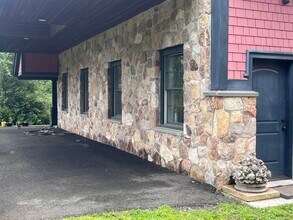 8 Sunnyview Dr in Redding, CT - Building Photo - Building Photo