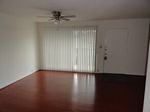 2001 Branard St, Unit 14 in Houston, TX - Building Photo - Building Photo