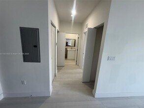 909 E 24th St, Unit 403 in Hialeah, FL - Foto de edificio - Building Photo