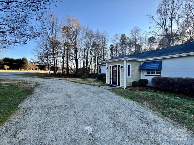 8197 Sherrills Ford Rd in Sherrills Ford, NC - Foto de edificio - Building Photo