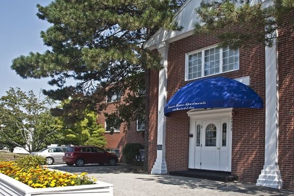 Mansion House (Riverside) in Riverside, RI - Foto de edificio