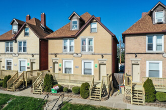 Hometeam Indianola Townhomes in Columbus, OH - Building Photo - Building Photo