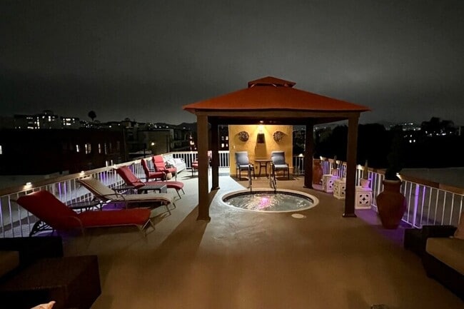 659 S Cloverdale Ave in Los Angeles, CA - Foto de edificio - Building Photo