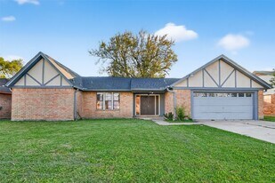 10706 Sagebluff Dr in Houston, TX - Building Photo