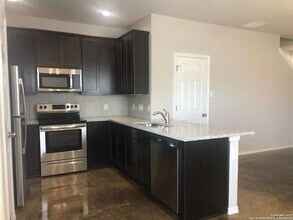 1500 Lucille St in Seguin, TX - Building Photo - Building Photo