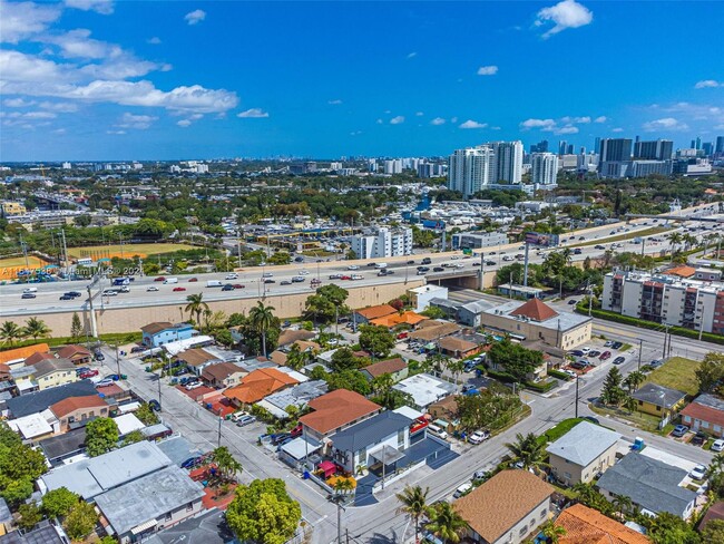 901 NW 22nd Pl in Miami, FL - Foto de edificio - Building Photo