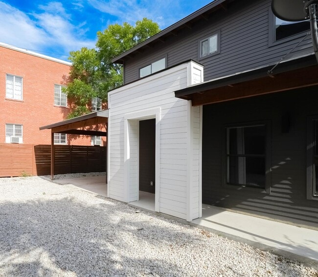 Modern Denver Heights home by Dignowity & downtown in San Antonio, TX - Foto de edificio - Building Photo